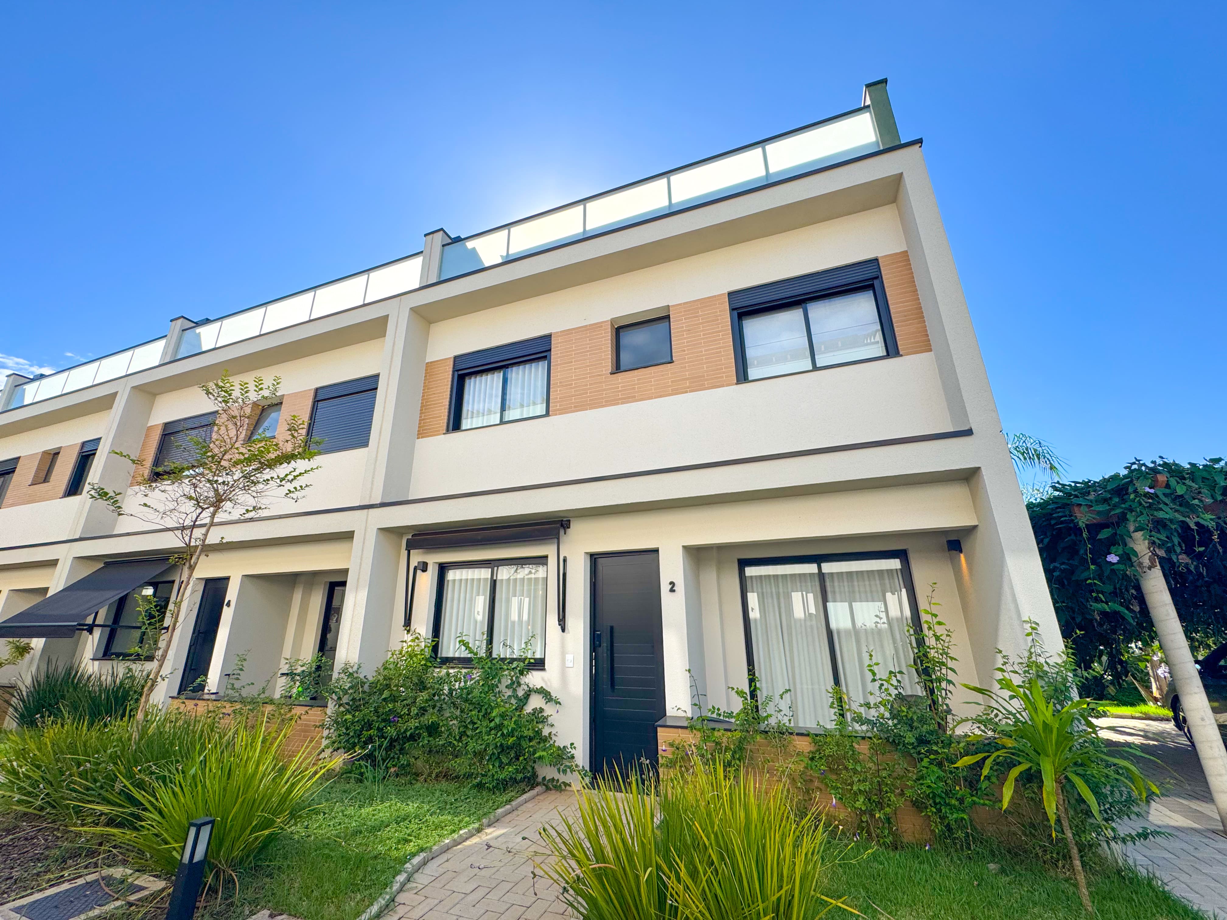 Fachada contemporânea do condomínio Residencial Primavera